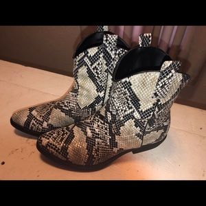 Snake print boot